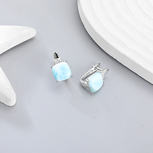 Boucles d'oreilles Larimar en argent sterling 925 finement détaillées aux tons bleus irisés évoquant la grâce sous-marine - Product Image 3