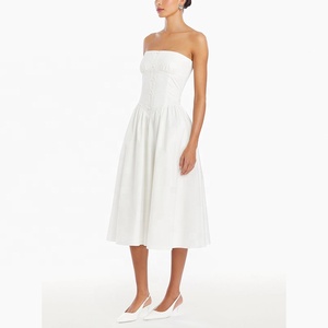 Damen Baumwoll-Midikleid Schulterfreies Kleid mit Tiefer Taille Selbstbedeckende Knöpfe Vorne Raffungsdetails Weißes Sommer-Midikleid - Product Image 2