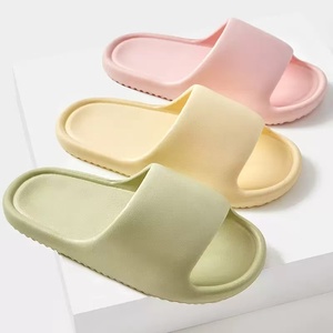 รองเท้าแตะ PVC สีแดงล้วน แบบสวมเปิดนิ้วเท้า กันลื่น พื้นเรียบ สำหรับผู้ชายและผู้หญิง ใส่ได้ทุกฤดู - Product Image 3