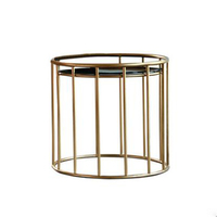 Table basse ronde en métal décoratif, style moderne, avec dessus en marbre blanc