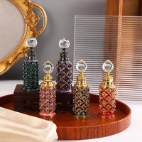 Bouteilles en verre de parfum d'huile essentielle d'Attar d'or en métal de style arabe de Dubaï avec bâton en verre Conception de logo personnalisé 8ml 10ml 12ml 15ml Dubaï