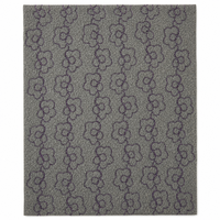 Tela de Poliéster 100% con Bordado de Camelia en Contorno Morado sobre Base Verde, Textil Bordado Floral para Prendas y Abrigos de Niñas