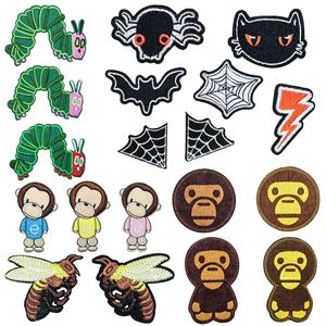 Venta al por mayor de parches bordados en forma de corazón de hierro en relieve pegatinas de transferencia de calor para sombreros y ropa con diseños de abeja mono - Product Image 1