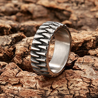 Bague large dentelée vintage effet vieilli, épaisse, motif zigzag, style statement, bijoux streetwear hip-hop punk pour homme et unisexe