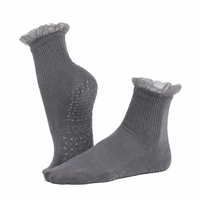 Chaussettes de yoga antidérapantes douces, chaussettes de Pilates avec grip, bordure à volants et grip intégral sur la semelle pour Barre, Studio, Reformer, logo personnalisé OEM ODM