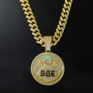 Pendentif sac d'argent BGE doré serti de pierres avec chaîne cubaine pour bijoux de déclaration pour hommes hip-hop et streetwear urbain - Product Image 1