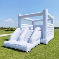 Château gonflable commercial bleu pastel en PVC avec toboggan, pour usage extérieur, adapté aux événements humides et secs, idéal pour la location.
