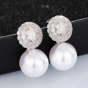 Orecchini a Perno Rotondi Geometrici Simil-Perla per Donne, Brillanti Orecchini da Indossare Ogni Giorno e per Feste, Gioielli alla Moda - Product Image 2