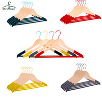 Cintre en bois coloré pour vêtements avec épaules en velours floqué et barre ronde antidérapante en velours pour vêtements