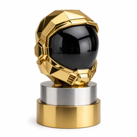 Trophée en métal en forme de capsule en laiton plaqué or, avec ouverture révélant une sphère noire sculptée à la main, trophée personnalisé pour cadeaux de bienvenue