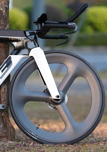 Vélo de course sur route <span class=keywords><strong>TWITTER</strong></span> TT T3 700c 24 vitesses en fibre de carbone sans fil avec roue avant à 3 rayons et roue arrière à disque en carbone - Product Image 3