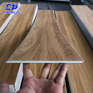 Revêtement de <span class=keywords><strong>sol</strong></span> en <span class=keywords><strong>vinyle</strong></span> SPC imperméable <span class=keywords><strong>gris</strong></span> en chevrons, prix bas et bonne qualité, carreaux de <span class=keywords><strong>sol</strong></span> SPC pour intérieur - Product Image 2