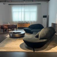Canapé modulaire sectionnel de luxe moderne à courbes sculpturales, design organique, coussins effet galet, aspect velours, canapé-lit pour salon, villa, école
