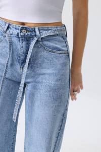 Nuovi jeans in denim lavato, comodi, versatili, a vita alta, con coulisse regolabile e decorati con strass. - Product Image 6