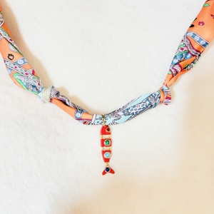 S3Y Nuova <span class=keywords><strong>Collana</strong></span> con Ciondolo a Forma <span class=keywords><strong>di</strong></span> Pesce in Ottone Placcato Oro 18K e Smalto, Sciarpa in Seta, Girocollo Regolabile Colorato per Donne - Product Image 6