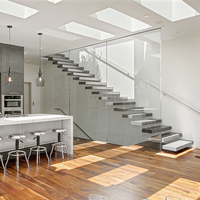 Escalier flottant intérieur avec poutre en acier dissimulée et garde-corps en verre pour projet de villa