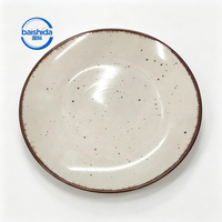 Assiette de présentation en porcelaine crème mouchetée avec bord brun, motif personnalisé en relief, finition sur glaçure, compatible lave-vaisselle pour la maison, les hôtels et les événements