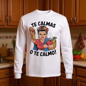 Camiseta de manga larga con expresión de mamá hispana Te Calmas O Te Calmo - Product Image 3