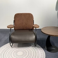 Fauteuil à bascule moderne 8203 en tissu et cuir PU, fauteuil de salon individuel avec accoudoirs en bois