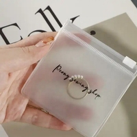 Sacs d'emballage de bijoux personnalisés en plastique avec logos petite pochette à bijoux en PVC givré transparent sac à fermeture éclair pour grandes boucles d'oreilles
