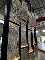 Paravent en verre artistique lumineux de luxe avec cadre en acier inoxydable intégré à LED pour les résidences et les espaces commerciaux haut de gamme