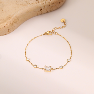 สร้อยข้อมือไทเทเนียมสตีลทรงสี่เหลี่ยมประดับเพชรซิร์โคเนียสไตล์ฝรั่งเศส - ชุบทองไม่ลอก ทนทาน ใช้งานได้หลากหลาย และหรูหรา - Product Image 4