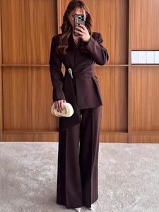 Elegante Conjunto de Pantalones Anchos de Manga Larga con Cuello Alto y Mezcla de Viscosa Color Borgoña para Mujer, Otoño, Ajustado, Antiarrugas - Product Image 2