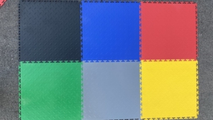 Les carreaux de sol à emboîtement en PVC à revêtement UV résistent à la décoloration, durables, parfaits pour les patios et les balcons extérieurs - Product Image 2