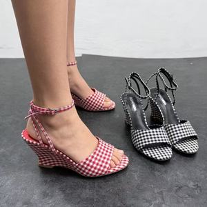 Plataformas con Tiras y Hebilla, Diseño de Punta Abierta, Tacones Altos a Rayas y Cuadros Rojos y Negros, Cómodas, Transpirables, Estilo A-Line, Tendencia de Moda - Product Image 6