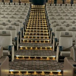 Interior de Cine Multiplex de Lujo con Iluminación LED en las Escaleras y Asientos de Auditorio Premium - Product Image 3