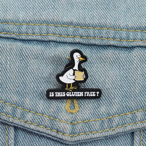 Ist das Gluten Free Emaille Pin Cartoon Ente hält Brot Brosche Funny Food Badge Geschenk Schmuck Großhandel - Product Image 1