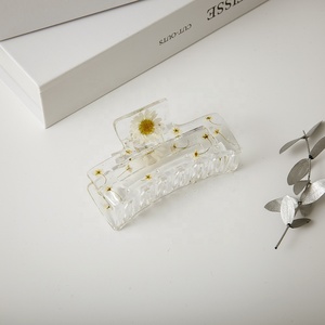 Vente en gros de pinces à cheveux à fleurs séchées en époxy faites à la main à la mode en résine pour femmes - Product Image 5