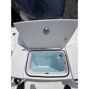 Bateau de travail et de divertissement professionnel Robalo R180 2025 avec moteur F115XB, 18'4 LOA, 8 poutres en fibre de verre et acier - Product Image 4