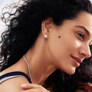 Boucles <span class=keywords><strong>d</strong></span>'oreilles clous géométriques en argent S925 avec moissanite ronde pavée <span class=keywords><strong>pour</strong></span> femmes, bijoux dorés <span class=keywords><strong>pour</strong></span> le quotidien, vente en gros - Product Image 2