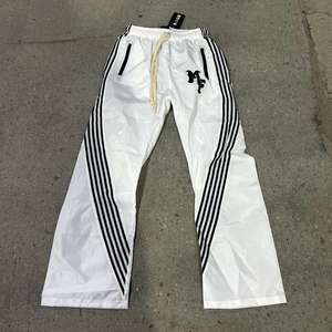 <span class=keywords><strong>Pantaloni</strong></span> sportivi in Nylon 100% <span class=keywords><strong>pantaloni</strong></span> sportivi in Nylon <span class=keywords><strong>pantaloni</strong></span> sportivi oversize <span class=keywords><strong>pantaloni</strong></span> da Jogger a gamba larga <span class=keywords><strong>pantaloni</strong></span> della tuta <span class=keywords><strong>con</strong></span> <span class=keywords><strong>bottoni</strong></span> <span class=keywords><strong>laterali</strong></span> - Product Image 5