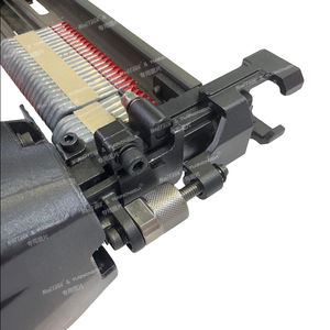 Agrafeuse pneumatique et <span class=keywords><strong>cloueuse</strong></span> à cadre industrielle DCFS90 alimentée par <span class=keywords><strong>batterie</strong></span> pour applications sur le bois et outils agricoles pour clôtures - Product Image 2