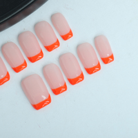 Uñas artificiales cortas de estilo francés naranja reutilizables de alta calidad, diseño fresco hecho a mano para aplicaciones en los dedos, venta al por mayor de fábrica