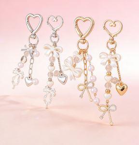 תליון אופנתי בצורת לב עם קשת, משובץ קריסטל נוצץ, פנינים וסגסוגת אבץ, עמיד למים, מתאים לתלייה על תיק או טלפון נייד. - Product Image 3