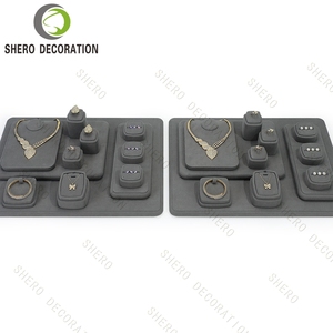 Expositor de Joyería de Alta Gama en Microfibra Negra con Detalles Metálicos Dorados, Expositor Personalizado para Collares y Anillos con Diamantes - Product Image 3