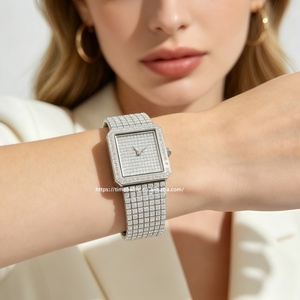 Montre pour femme personnalisée OEM/ODM, nouvelle collection, avec moissanite VVS et mouvement à quartz ETA, testée comme un diamant, style Iced Out. - Product Image 4