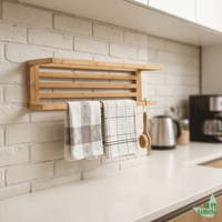 Étagère porte-serviettes murale en bambou naturel, cadre à lattes creuses, style minimaliste neutre, séchage rapide des serviettes de bain
