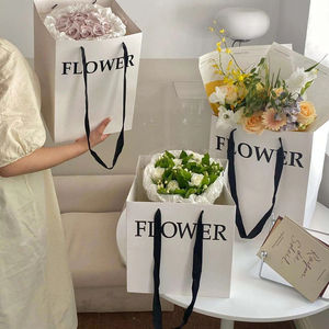 Sacs en papier blancs carrés personnalisés de haute qualité pour bouquets de fleurs, fournisseur d'emballages cadeaux écologiques - Product Image 1