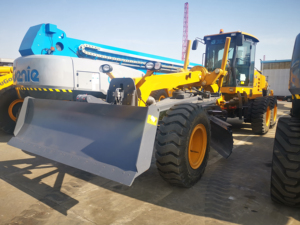 Produits les plus vendus : Matériel de construction routière, niveleuse puissante Gr215, moteur 215 CV avec lame avant et ripper arrière - Product Image 2