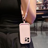 Nouvelle coque de téléphone en silicone souple de couleur unie pour iPhone 16 15 14 13 12 Pro Max avec design à contraste de couleurs et cordon de poignet