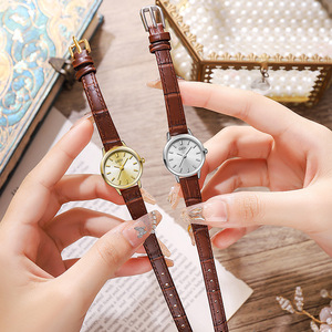 Elegante Reloj de Cuarzo de Cuero para Mujer con Esfera Pequeña, Especial de Navidad, Diseño Minimalista y Exclusivo - Product Image 6