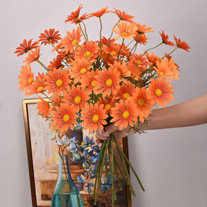 Spray de marguerites artificielles de haute qualité à 5 têtes pour la décoration d'événements - Product Image 2