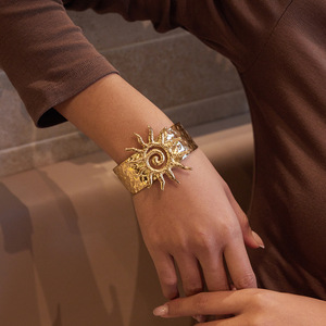 Brazalete Espiral Sun Wide Face de Acero Inoxidable con Oro de 18K, Joyería Unisex, Accesorio de Moda - Product Image 2