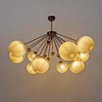 Style Mid-Century Laiton bruni et 12 sphères en verre de Murano Grand lustre Spoutnik pour la décoration de la maison Salon