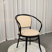 Fauteuil de salle à manger de style mid-century avec dossier en rotin tressé courbé et assise ronde rembourrée