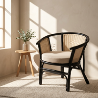 Fauteuil en rotin fait main élégant et raffiné, noir-naturel, pour salon, appartement, mobilier moderne au design minimaliste